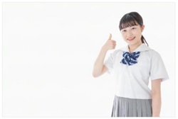 親指を立てる女の子